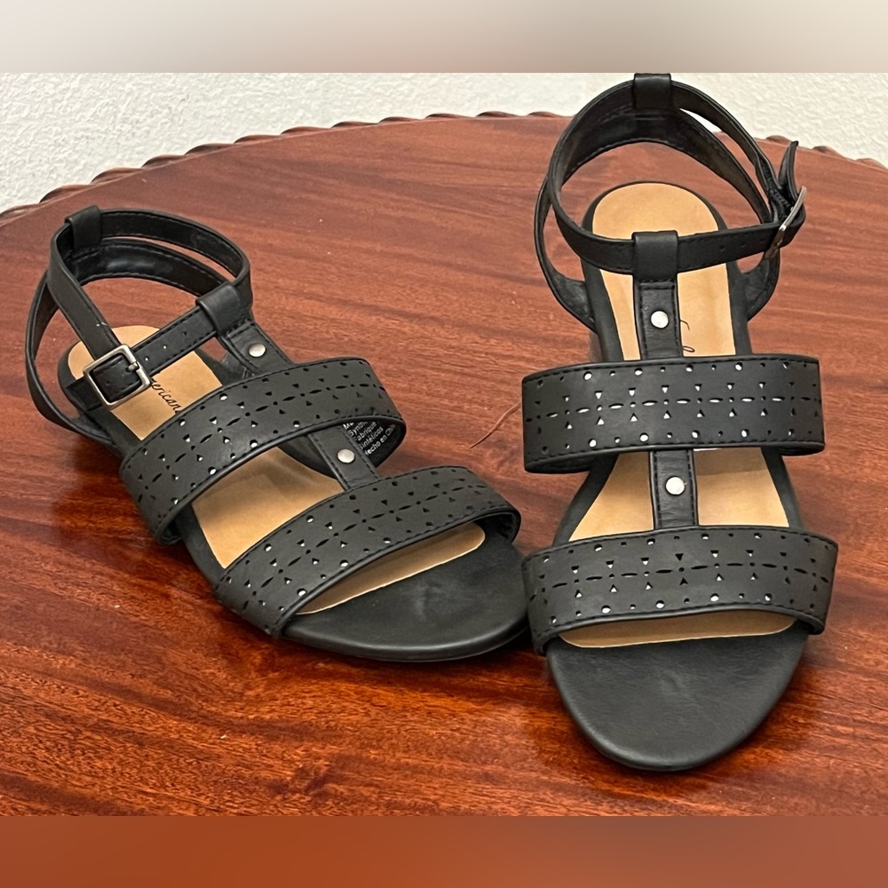 American Eagle Black Sandals Sz 6